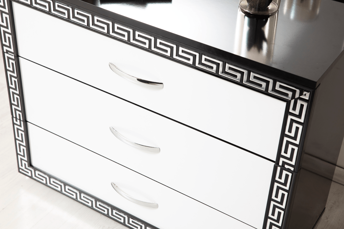 Chambre à coucher Versace noir & blanc ( Sommier + matelas compris)